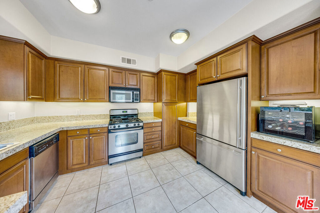 3401 S Bentley Avenue 301 Property Photo 11