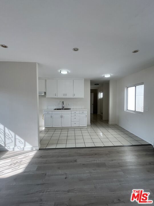 1132 S Oxford Avenue Property Photo 8