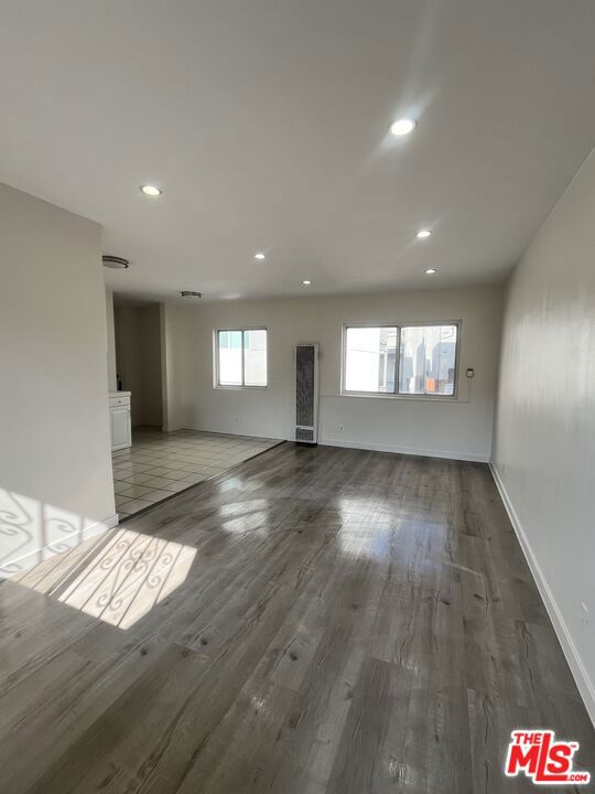 1132 S Oxford Avenue Property Photo 9