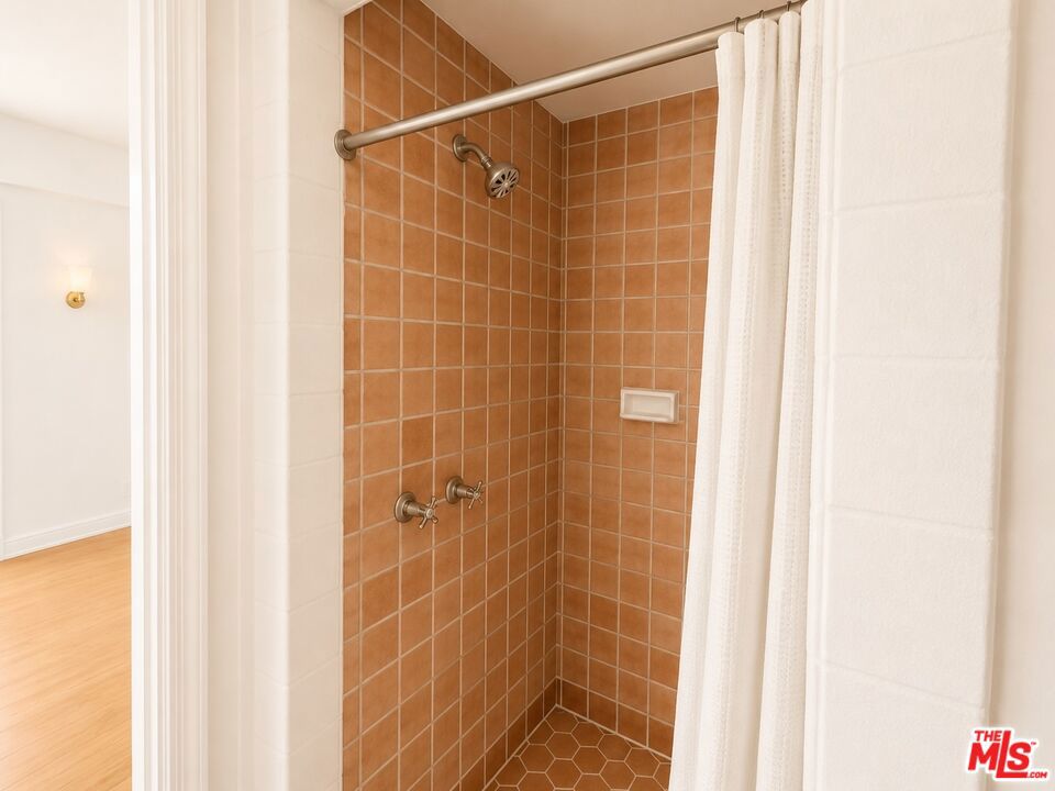 634 S Gramercy Place 602 Property Photo 2