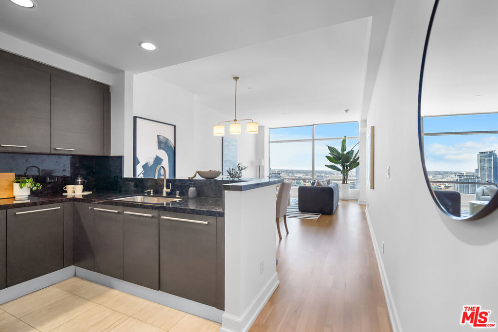 900 W Olympic Boulevard 37e Property Photo 16