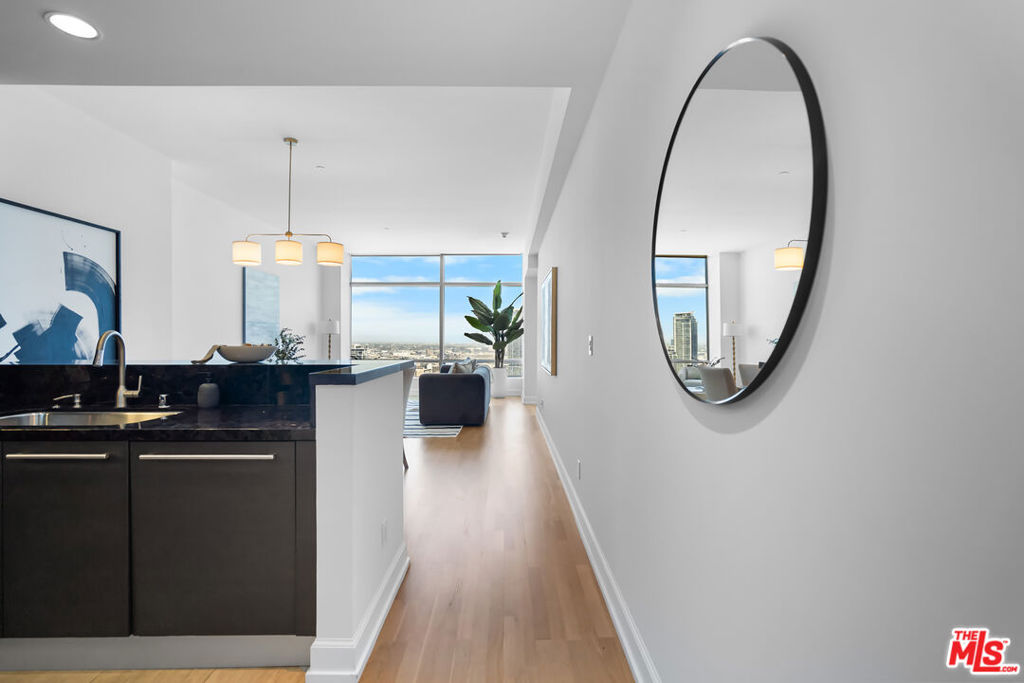 900 W Olympic Boulevard 37e Property Photo 18