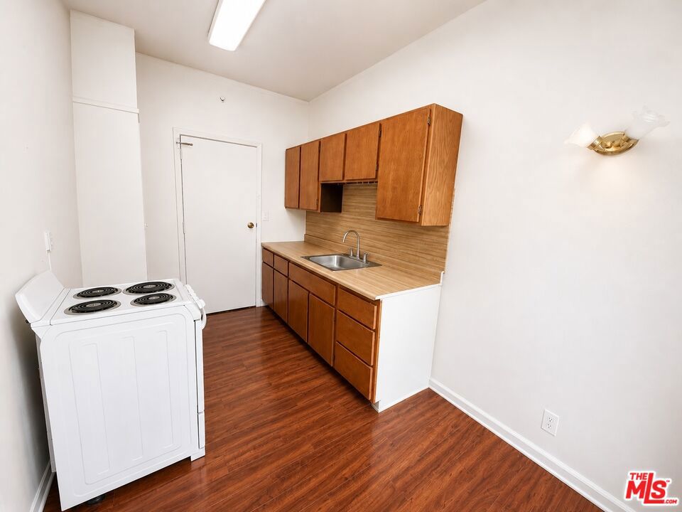 634 S Gramercy Place 403 Property Photo 1