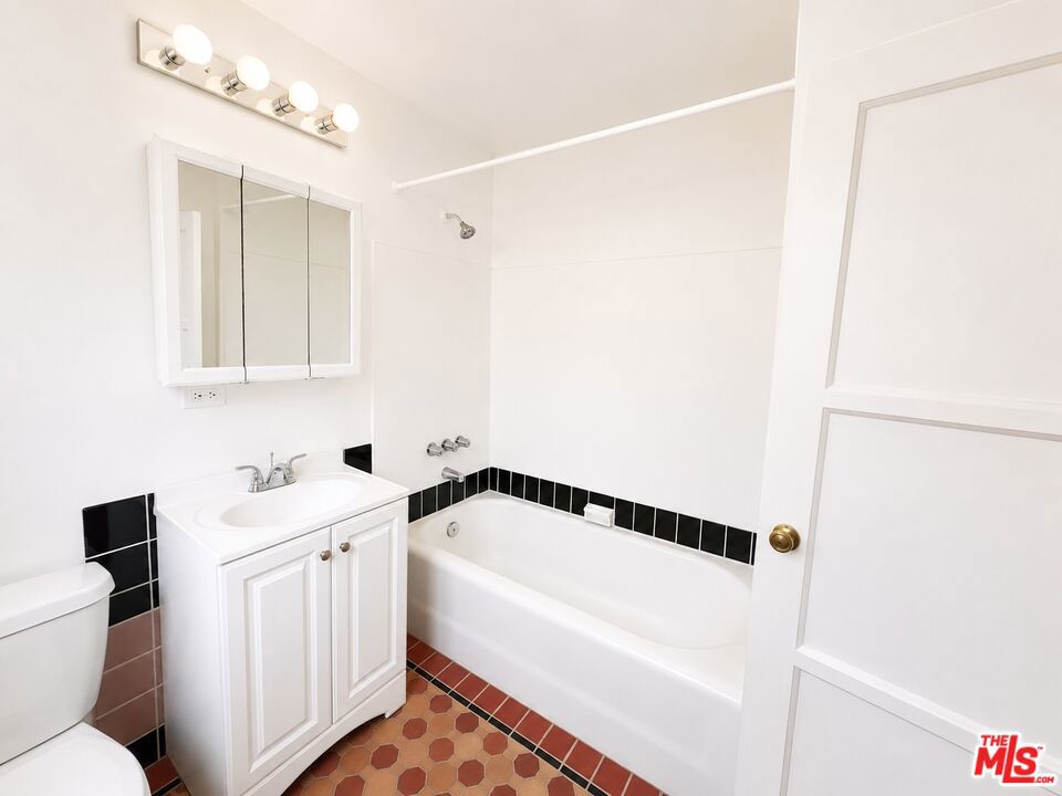 634 S Gramercy Place 403 Property Photo 2