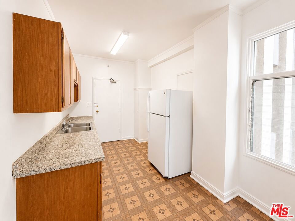634 S Gramercy Place 304 Property Photo 1