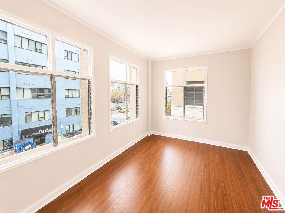 634 S Gramercy Place 304 Property Photo 2