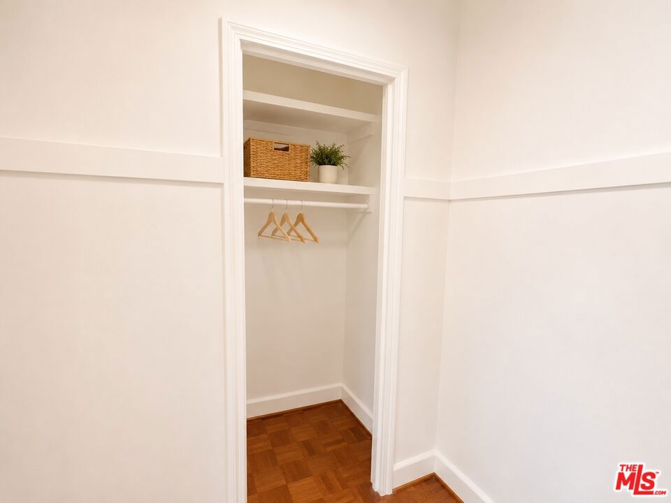 634 S Gramercy Place 304 Property Photo 3