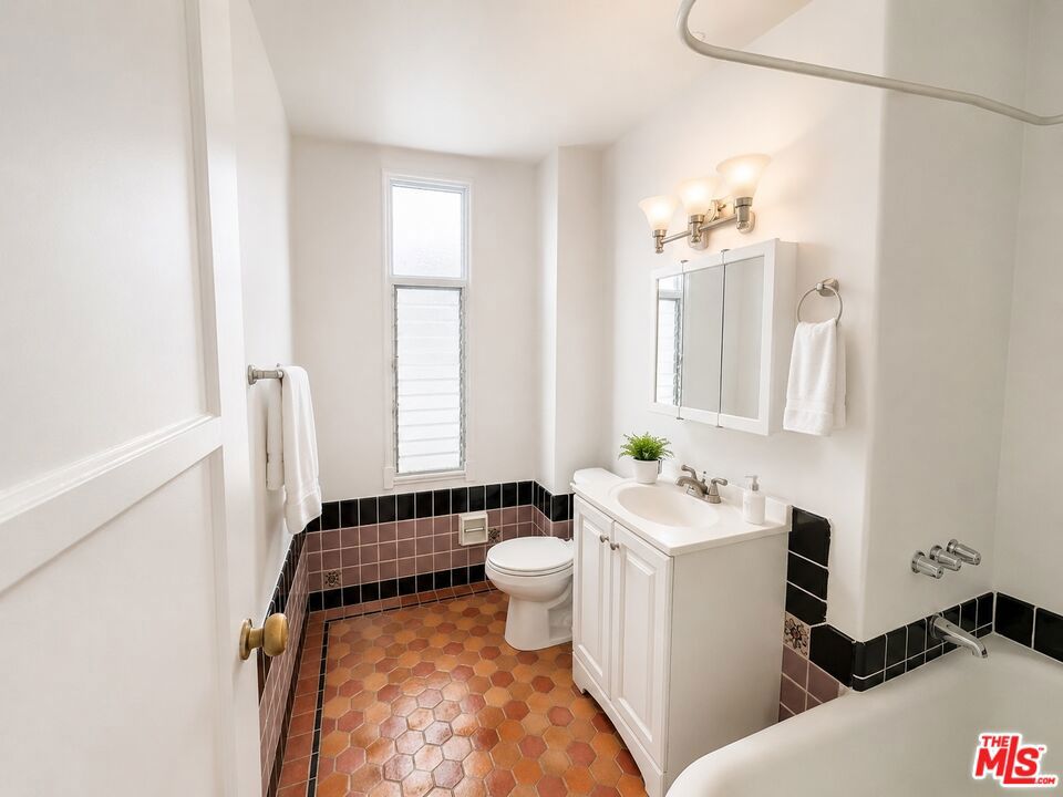 634 S Gramercy Place 304 Property Photo 6
