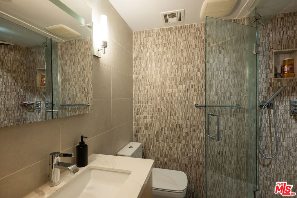 818 N Doheny Drive 1107 Property Photo 6