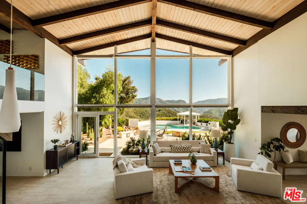 26094 Mulholland Highway Property Photo 4