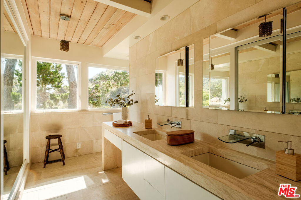 26094 Mulholland Highway Property Photo 11
