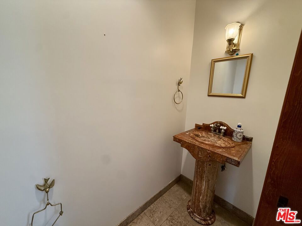 10827 Pacific View Drive Property Photo 8