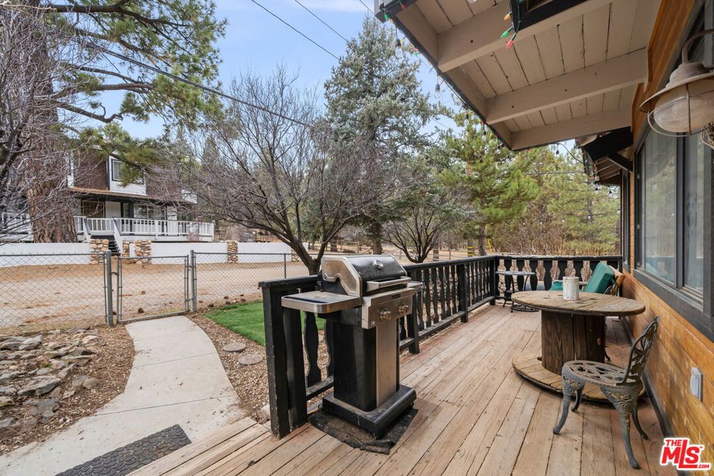 1044 G Lane Property Photo 3