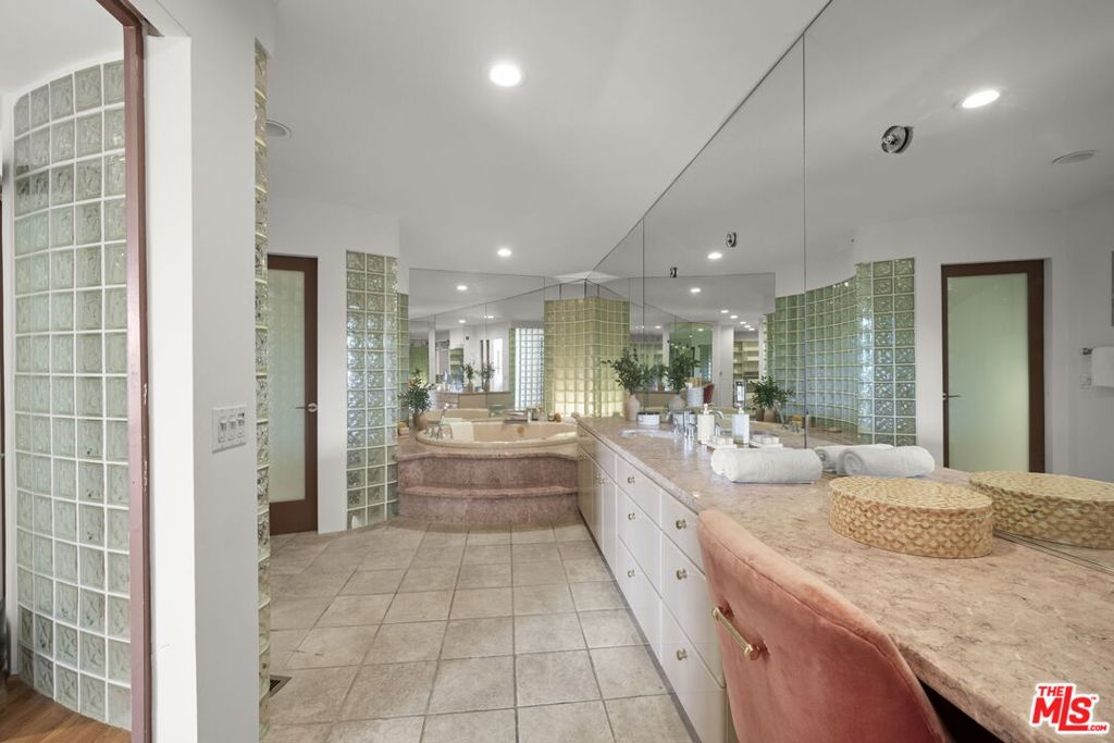 2980 Hollyridge Drive Property Photo 22