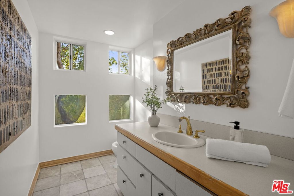 2980 Hollyridge Drive Property Photo 49