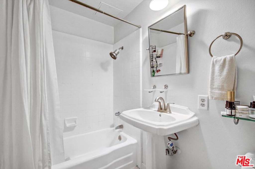999 N Doheny Drive 602 Property Photo 8