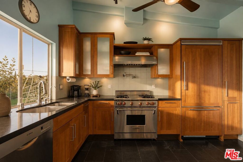 8411 Hollywood Boulevard Property Photo 7