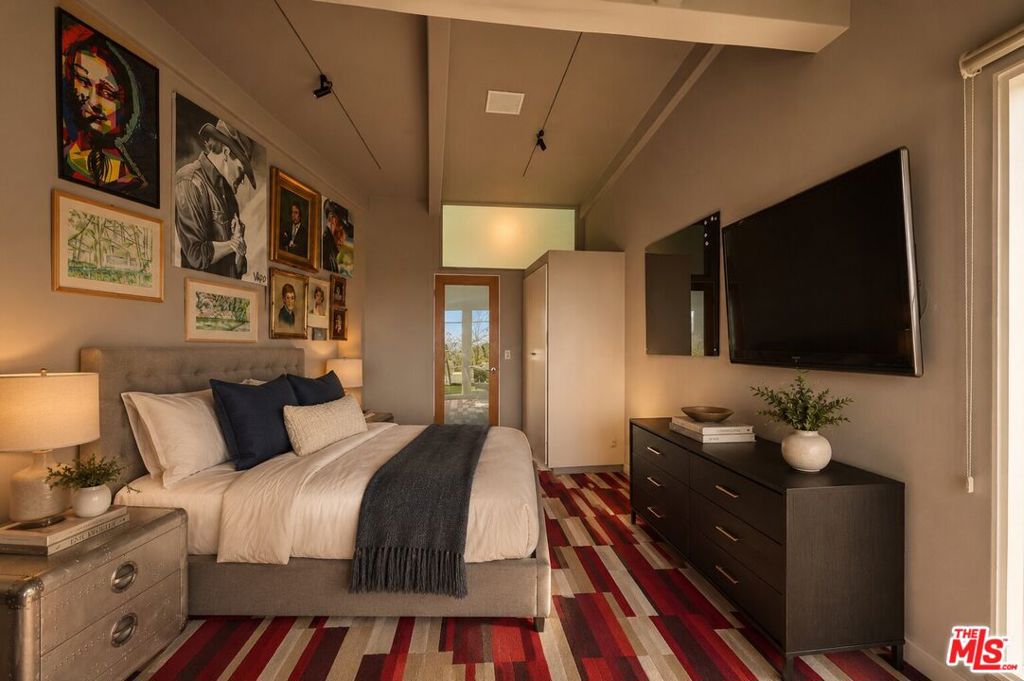 8411 Hollywood Boulevard Property Photo 17