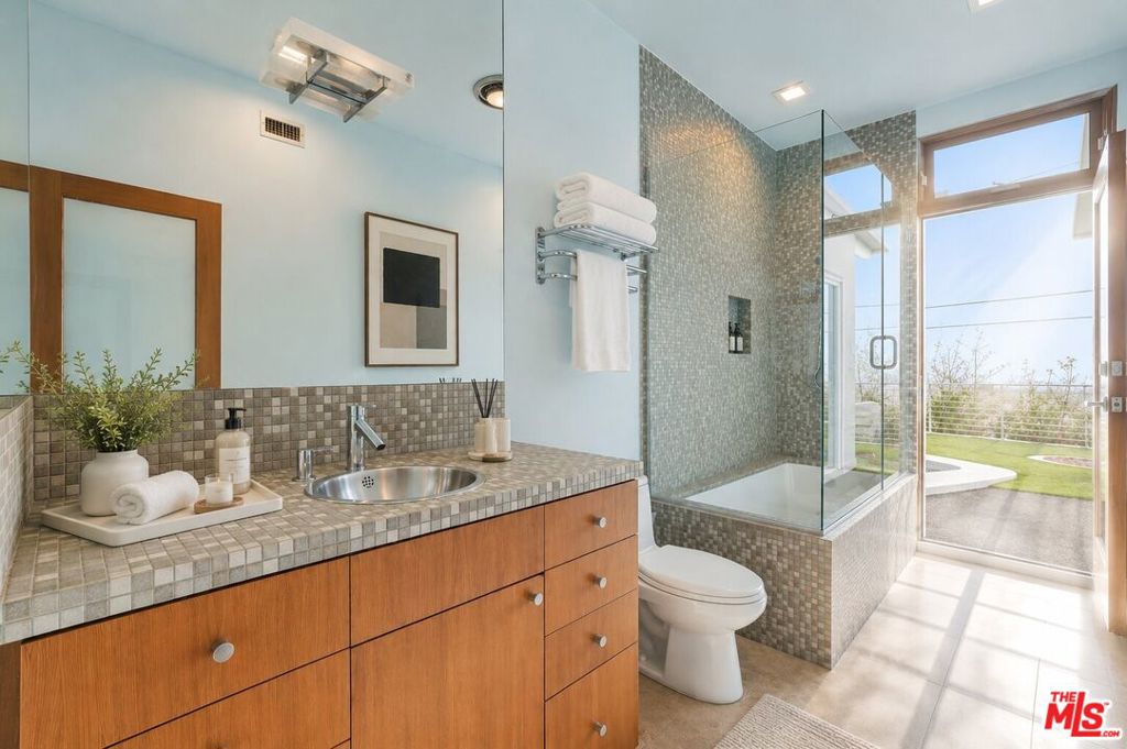 8411 Hollywood Boulevard Property Photo 18