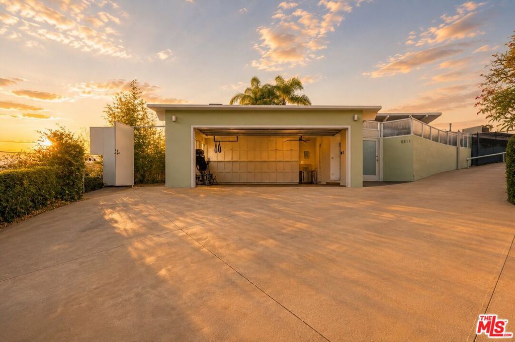 8411 Hollywood Boulevard Property Photo 25