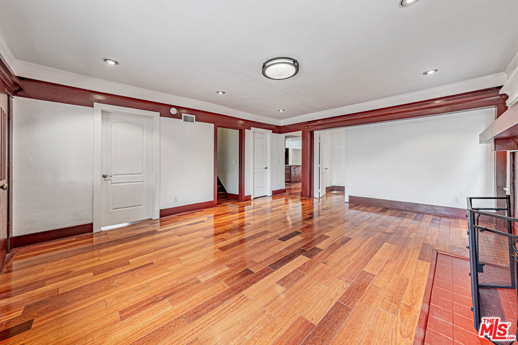1044 S St Andrews Place Property Photo 6