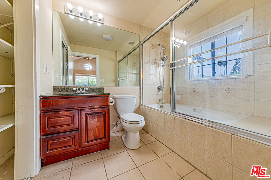 1044 S St Andrews Place Property Photo 20