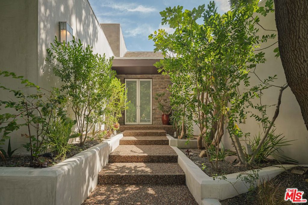 3084 Franklin Canyon Drive Property Photo 4