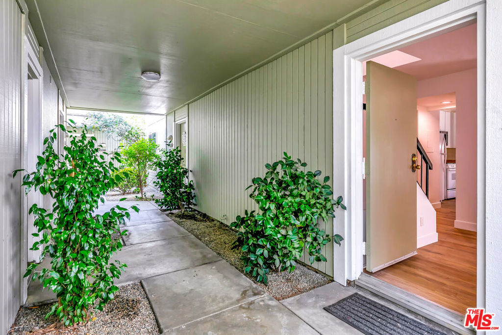 22135 Burbank Boulevard 4 Property Photo 3