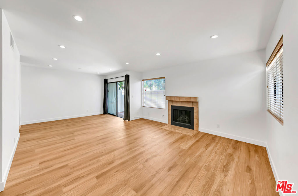 22135 Burbank Boulevard 4 Property Photo 4