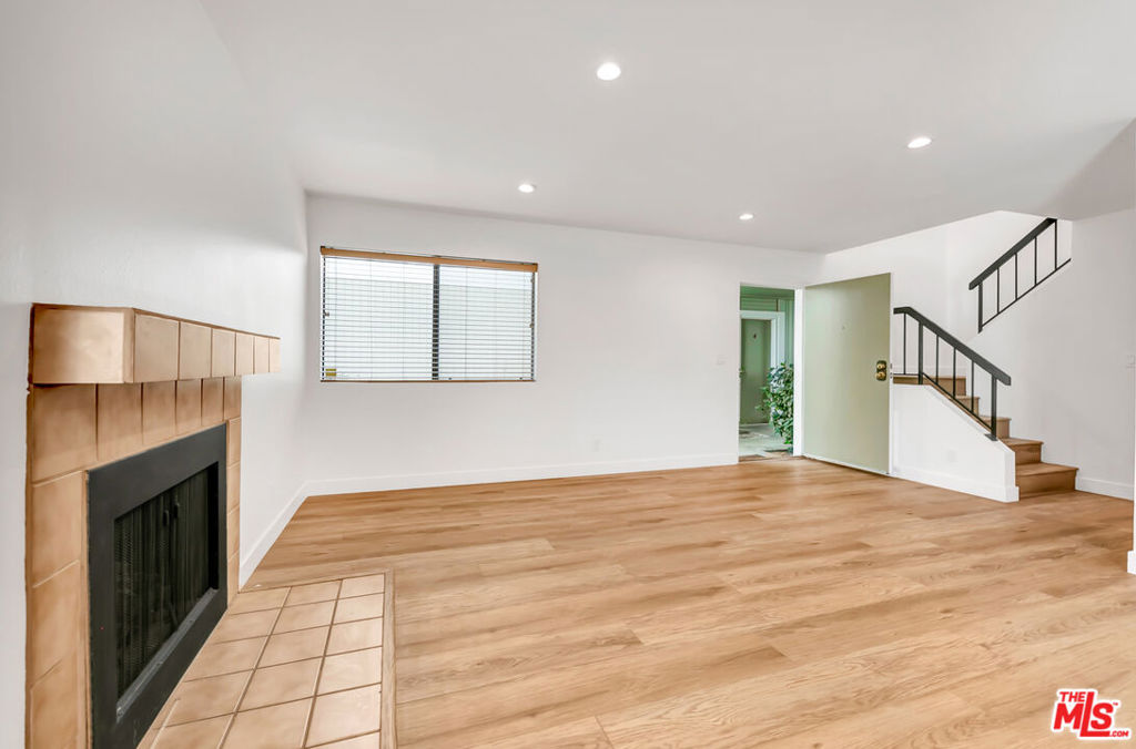 22135 Burbank Boulevard 4 Property Photo 5