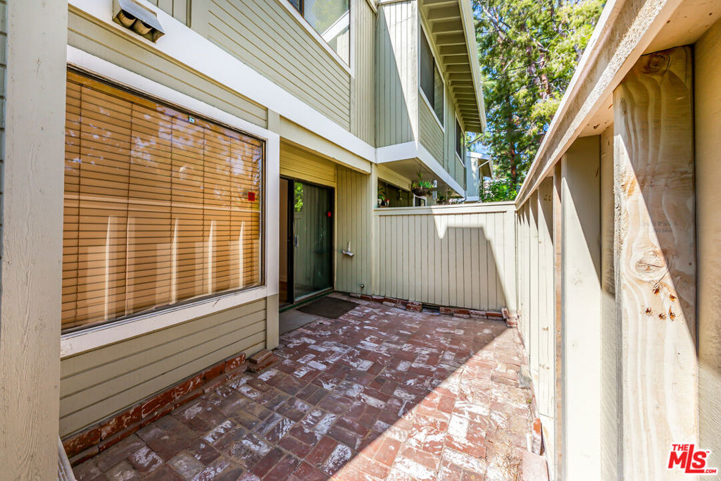 22135 Burbank Boulevard 4 Property Photo 10