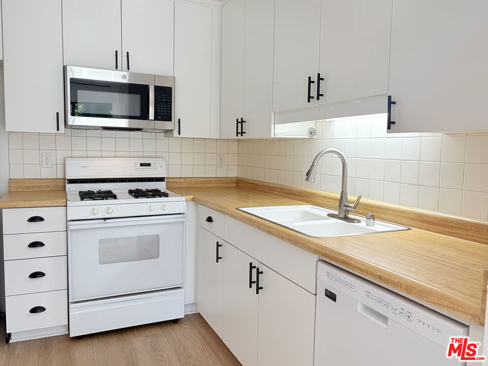 22135 Burbank Boulevard 4 Property Photo 12