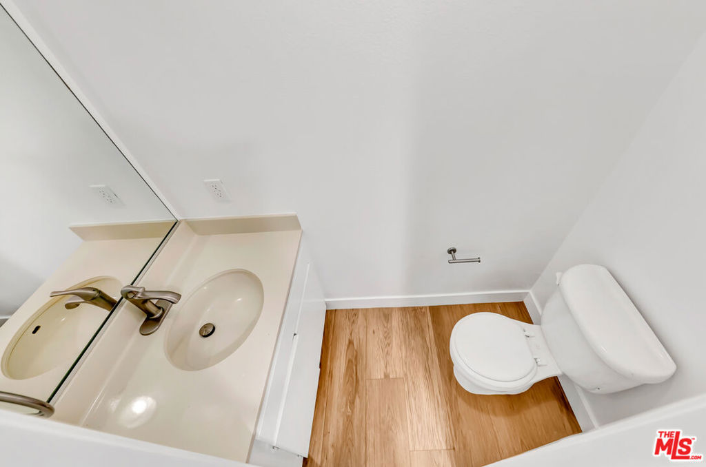 22135 Burbank Boulevard 4 Property Photo 17