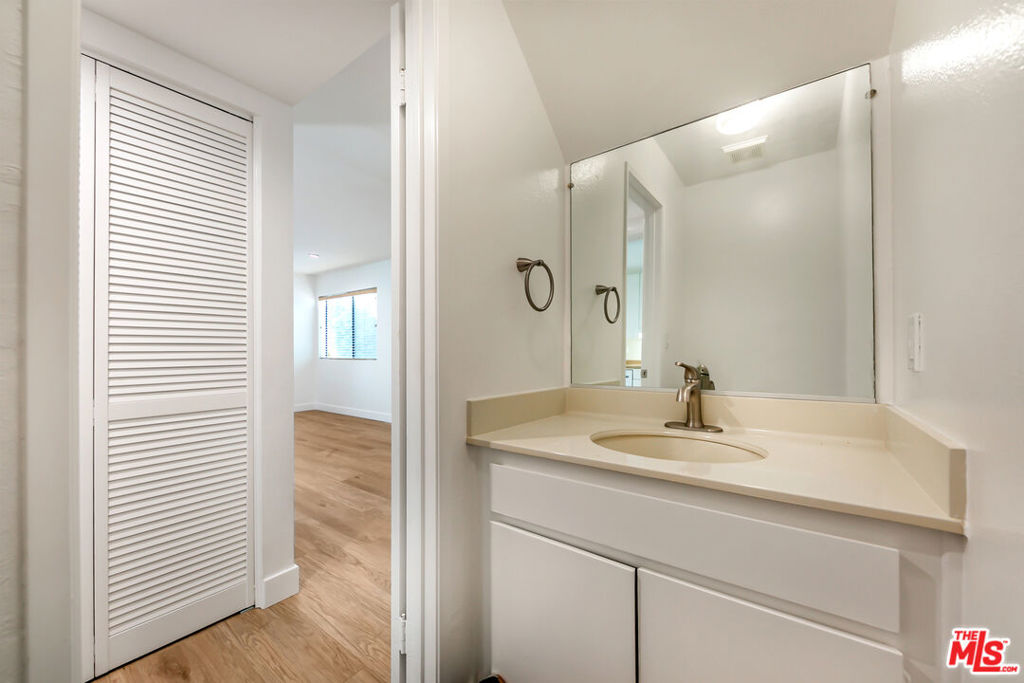 22135 Burbank Boulevard 4 Property Photo 18