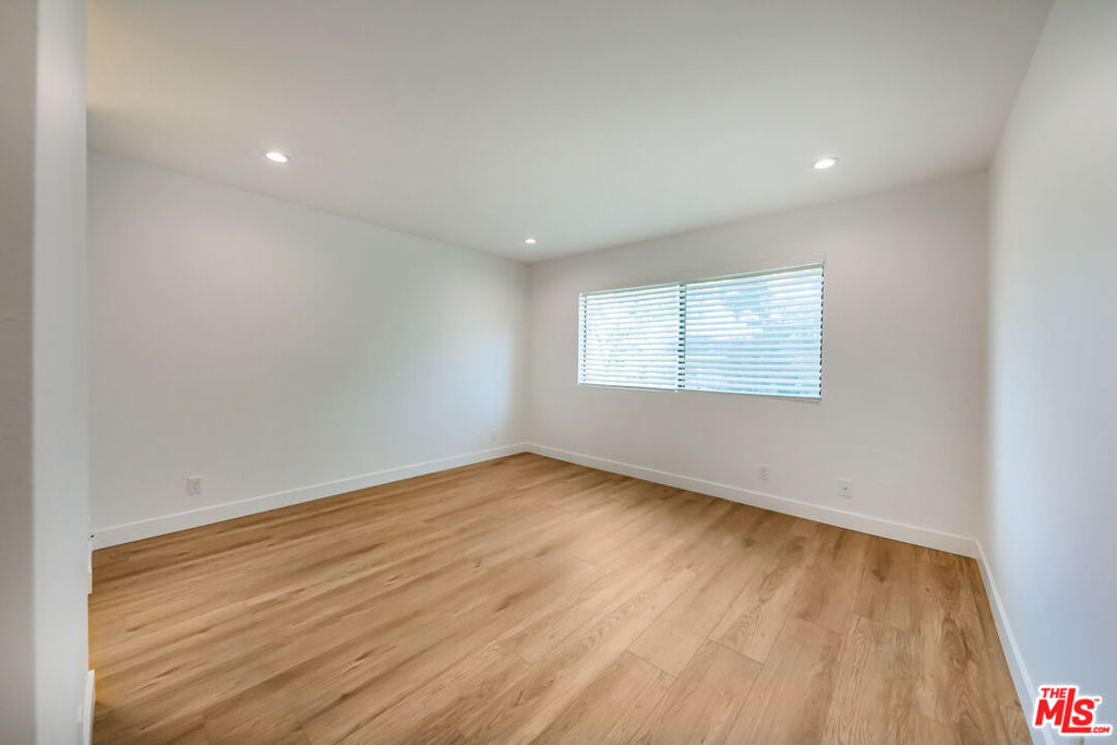 22135 Burbank Boulevard 4 Property Photo 25