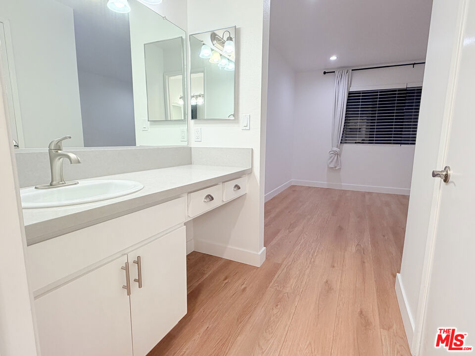 22135 Burbank Boulevard 4 Property Photo 29