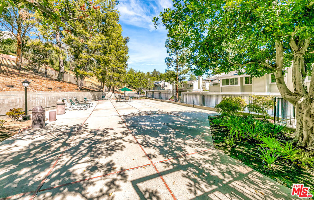22135 Burbank Boulevard 4 Property Photo 39