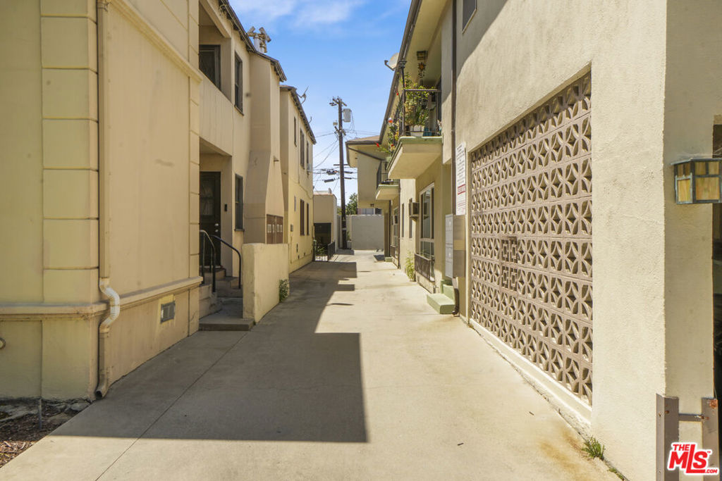 1217 S Orange Grove Avenue Property Photo 3