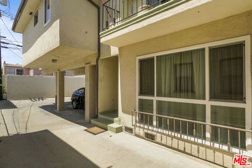 1217 S Orange Grove Avenue Property Photo 4
