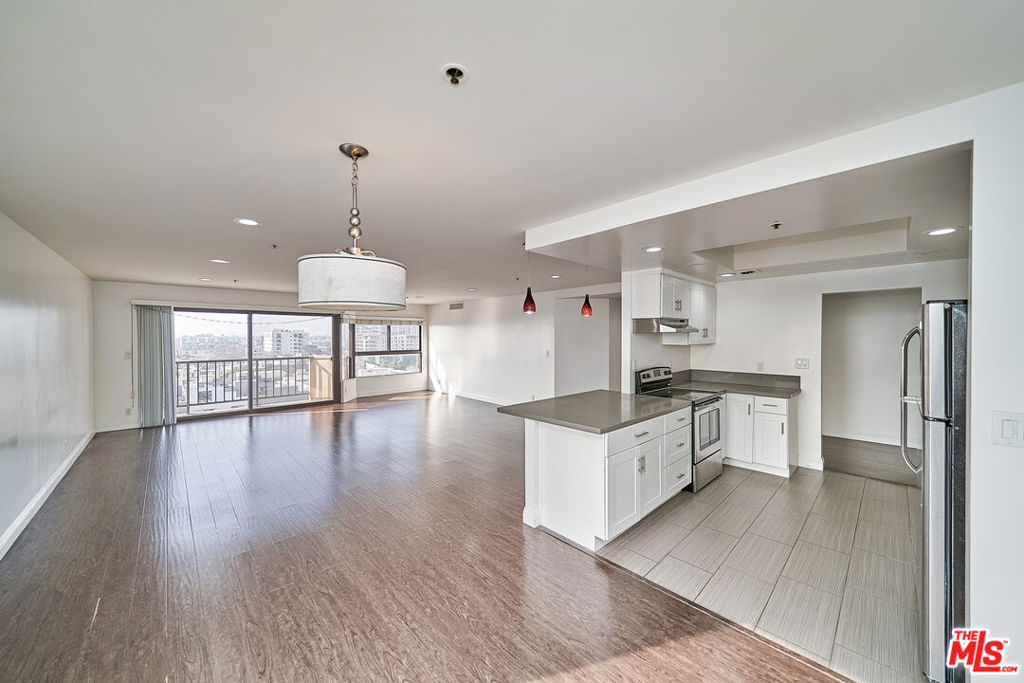 727 S Ardmore Avenue 801 Property Photo 5