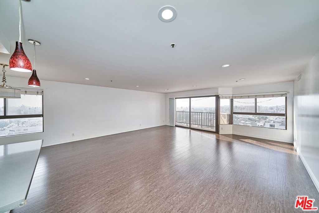 727 S Ardmore Avenue 801 Property Photo 6
