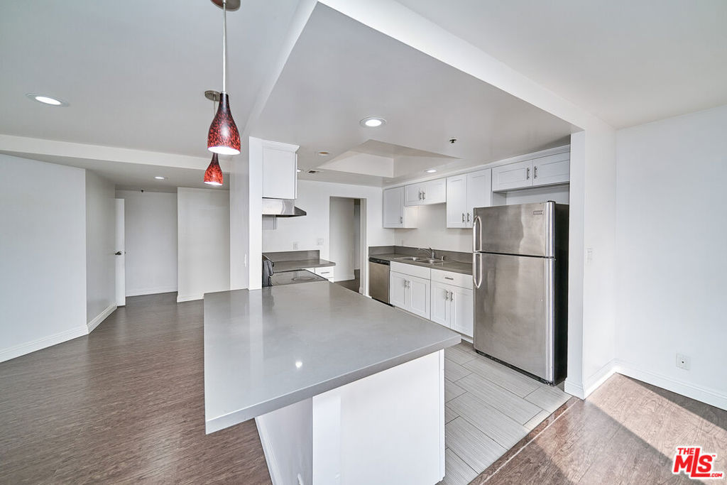 727 S Ardmore Avenue 801 Property Photo 7