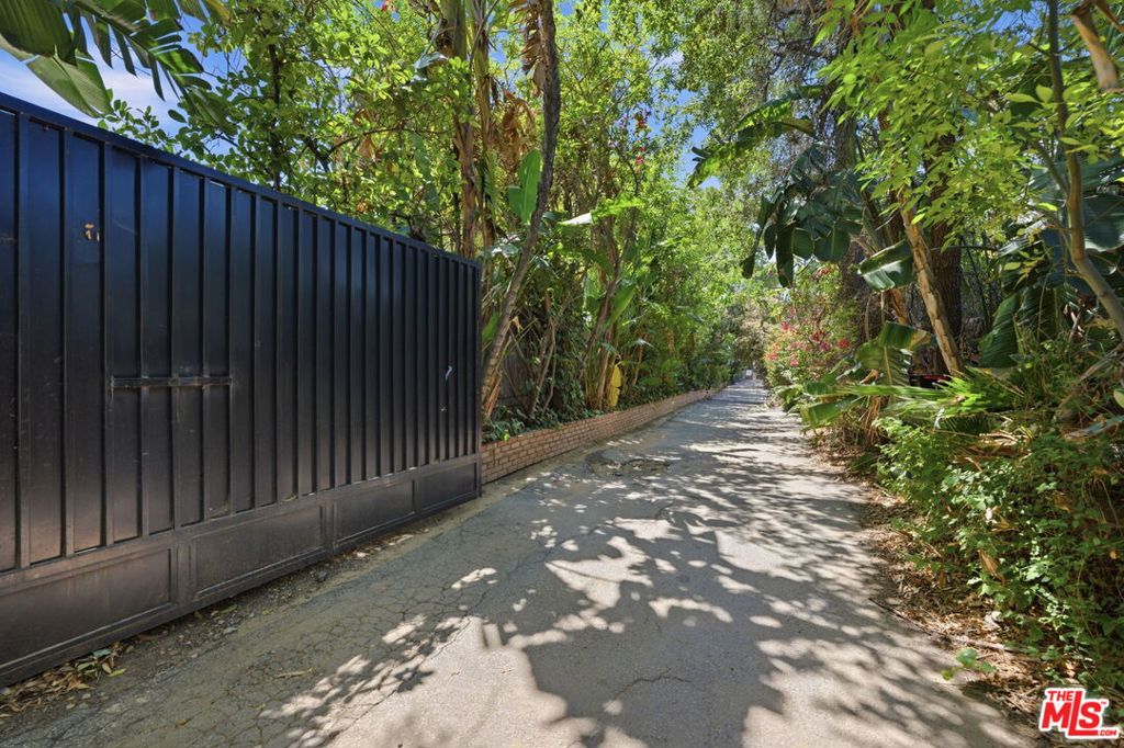 5457 Encino Avenue Property Photo 3