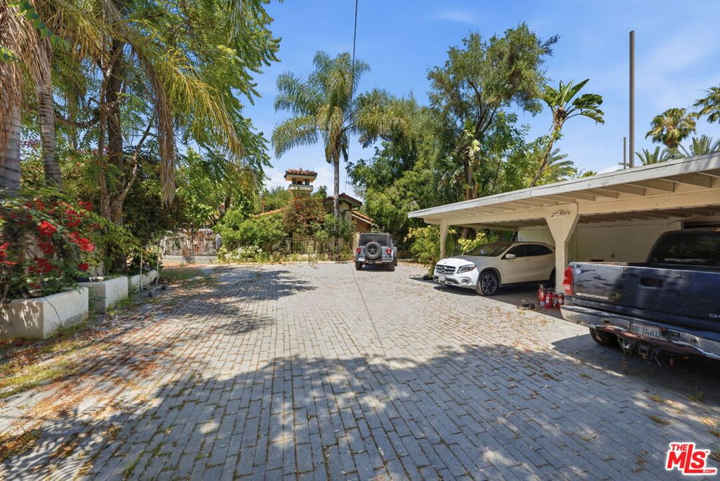 5457 Encino Avenue Property Photo 4