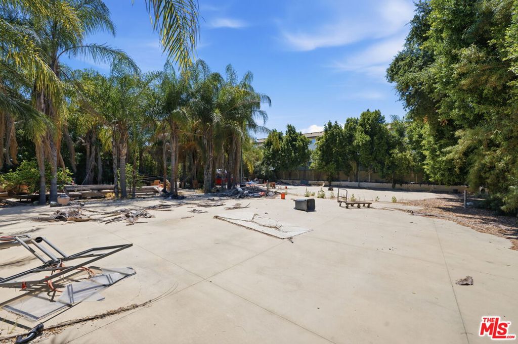 5457 Encino Avenue Property Photo 10
