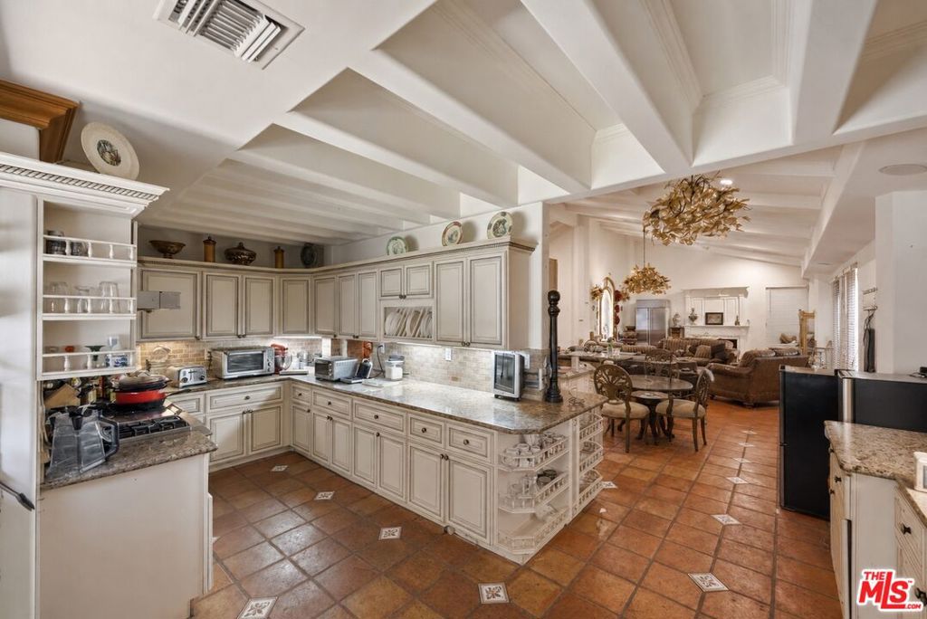 5457 Encino Avenue Property Photo 17