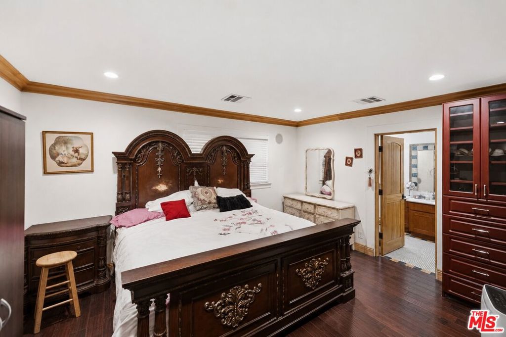 5457 Encino Avenue Property Photo 18