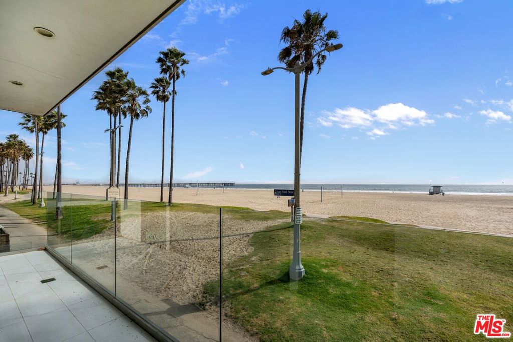 2419 Ocean Front Walk Property Photo 4