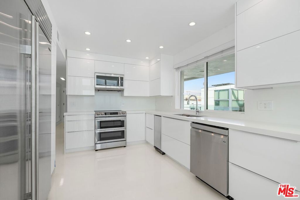 2419 Ocean Front Walk Property Photo 5