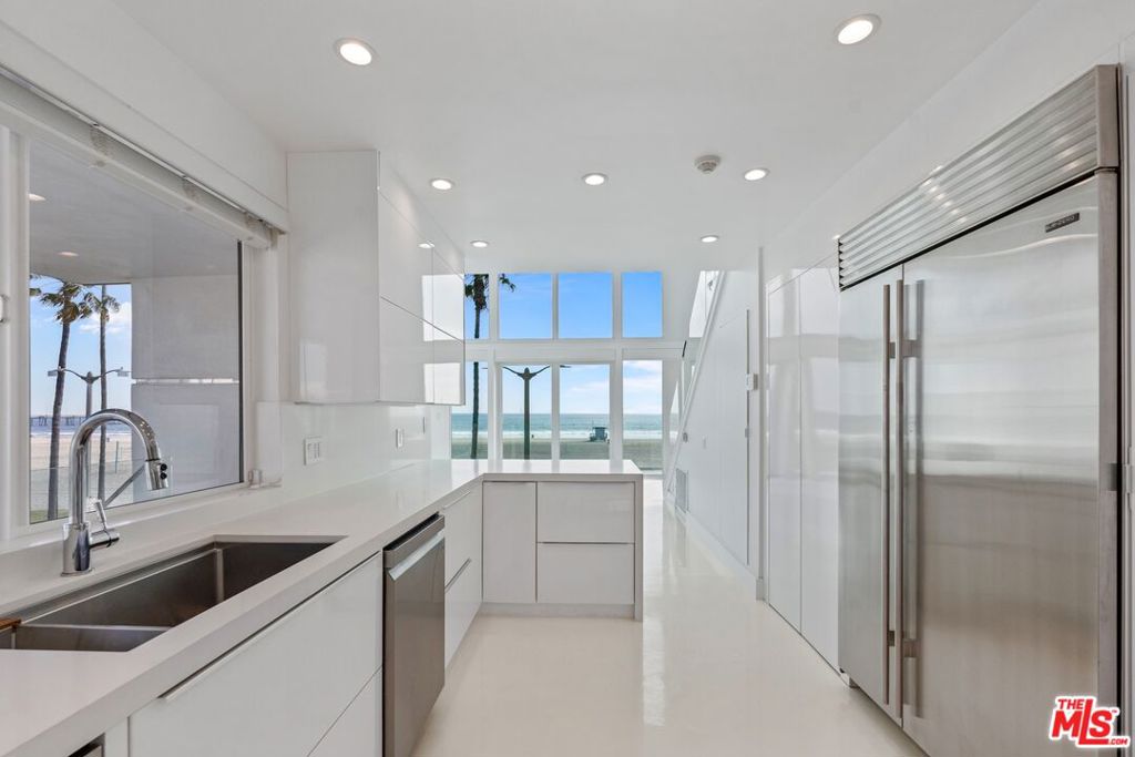 2419 Ocean Front Walk Property Photo 6